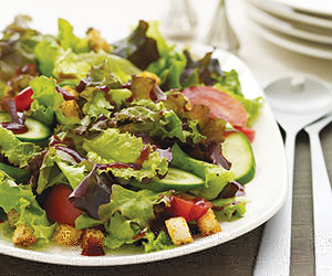 green-salad-with-cranberry-vinaigrette-and-croutons-R109059-ss